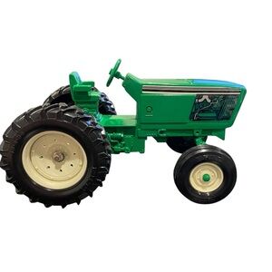 Ertl Vintage 1/16 Green Die-Cast Farm Country Row Crop Tractor #4194